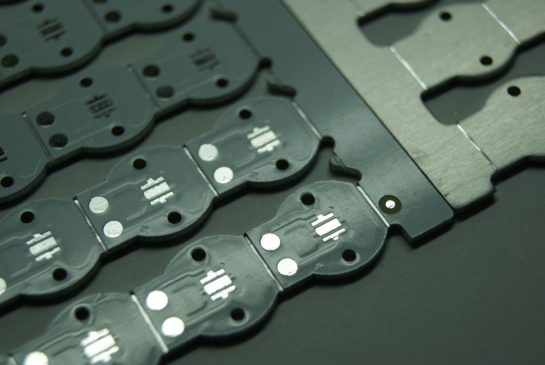 PCB Logam Konduktivitas Termal Tinggi dengan Silkscreen Putih dan Jembatan Silkscreen Min. 0.1mm untuk Manajemen Termal